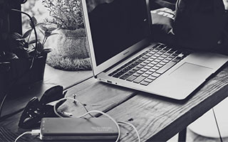 在谷歌浏览器中退出全屏模式的方法主要有两种，根据你进入全屏的方式不同，退出方法也略有区别